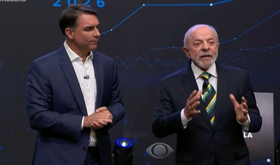 Flávio Bolsonaro e Lula no palco do debate da Band, em 18 de outubro de 2026.
