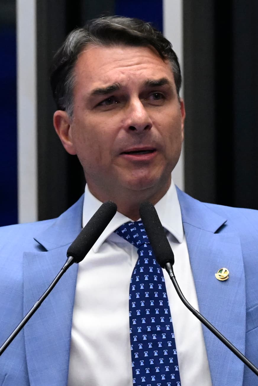 Flávio Bolsonaro discursa na tribuna do Senado em setembro de 2026