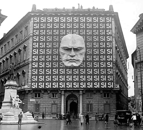 Fachada do Palazzo Braschi em Roma coberta pelo rosto de Mussolini e pela palavra italiana Sì em 1934