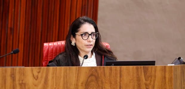 Ministra Estela Aranha em sessão plenária do TSE em 13 de outubro de 2026
