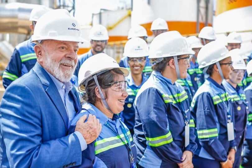 Lula sorrindo ao lado de trabalhadoras e trabalhadores da EuroChem, em Serra do Salitre, Minas Gerais, em 13 de março de 2024.