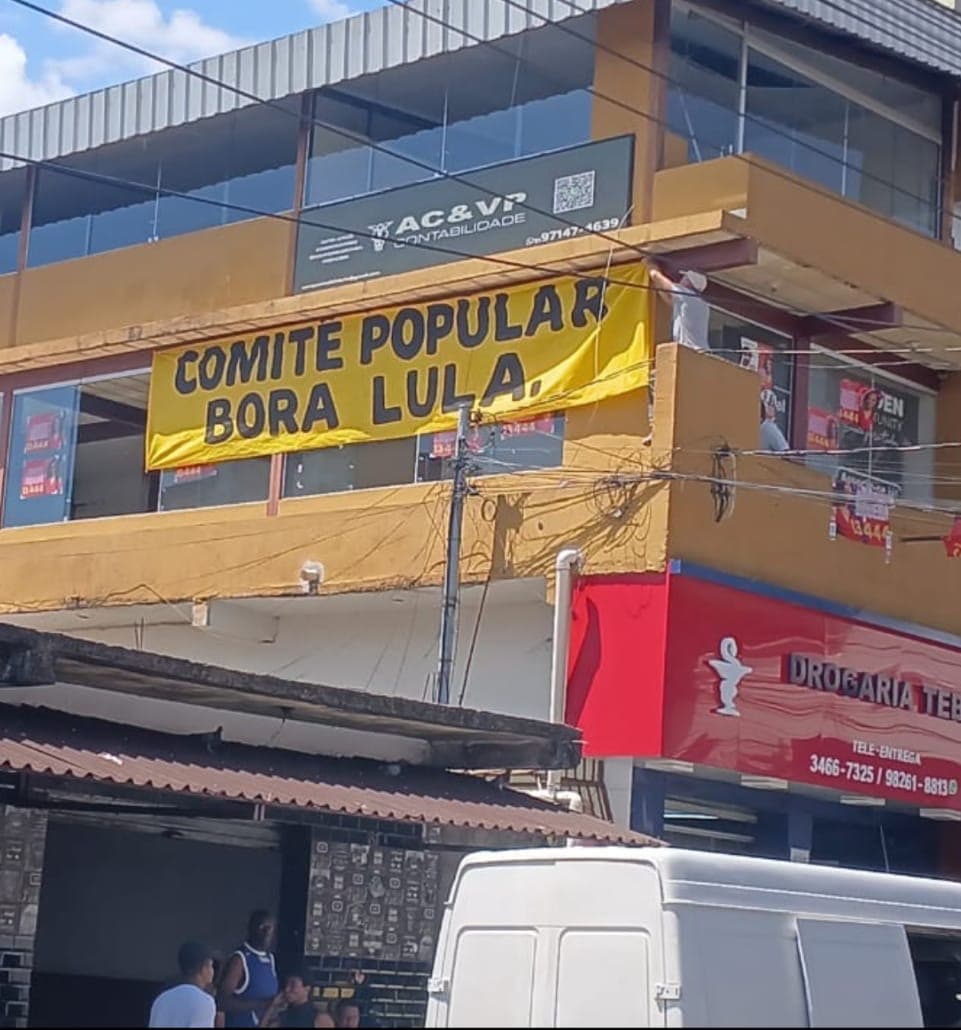 Faixa Comitê Popular Bora Lula instalada na fachada de prédio comercial
