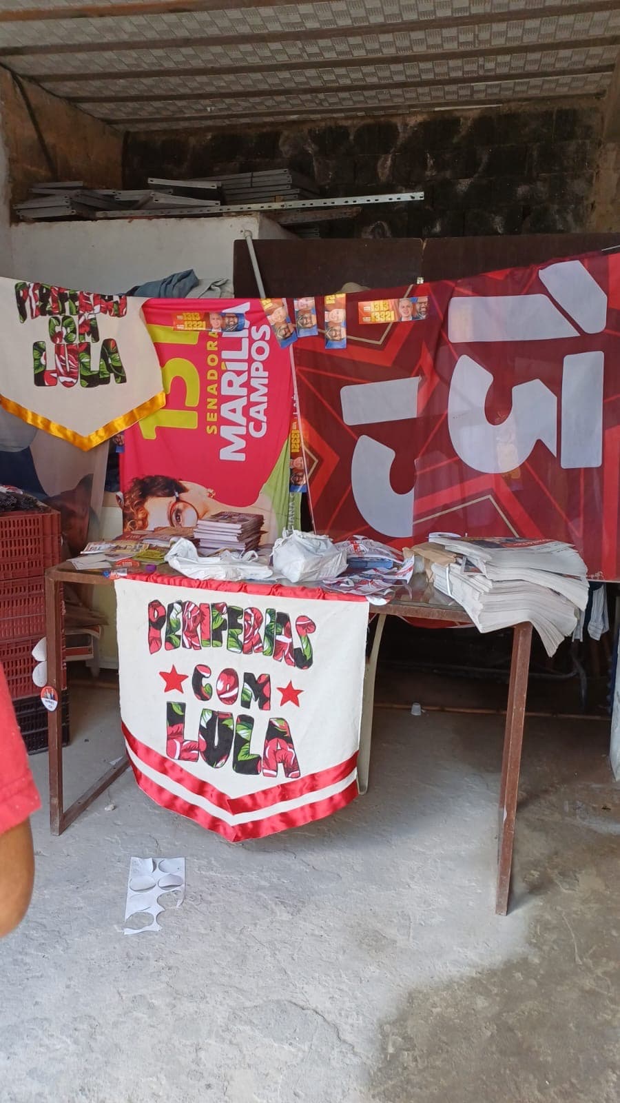 Materiais de mobilização, cartazes e faixas organizados em mesa de comitê