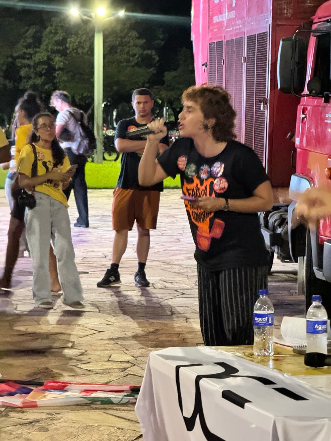 Participante fala ao microfone durante a assembleia no campus da UFMG, em 8 de outubro de 2026
