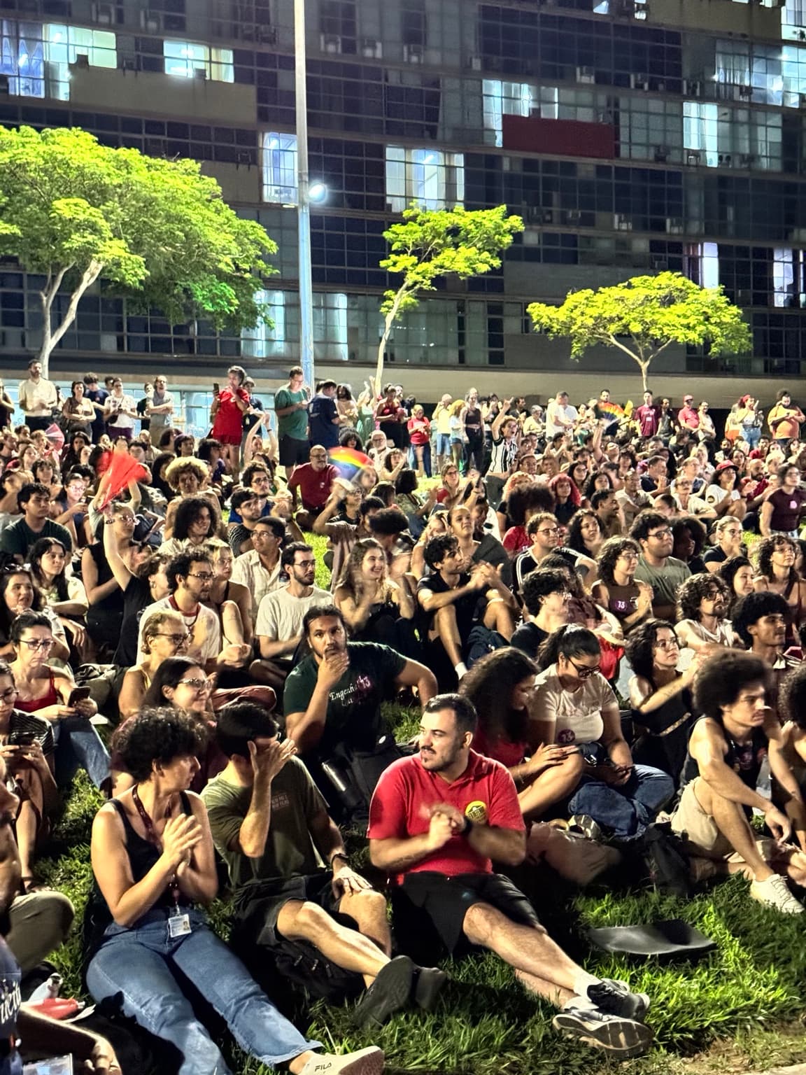 Estudantes reunidos no gramado da Reitoria da UFMG durante a assembleia pela vitória de Lula, em 8 de outubro de 2026