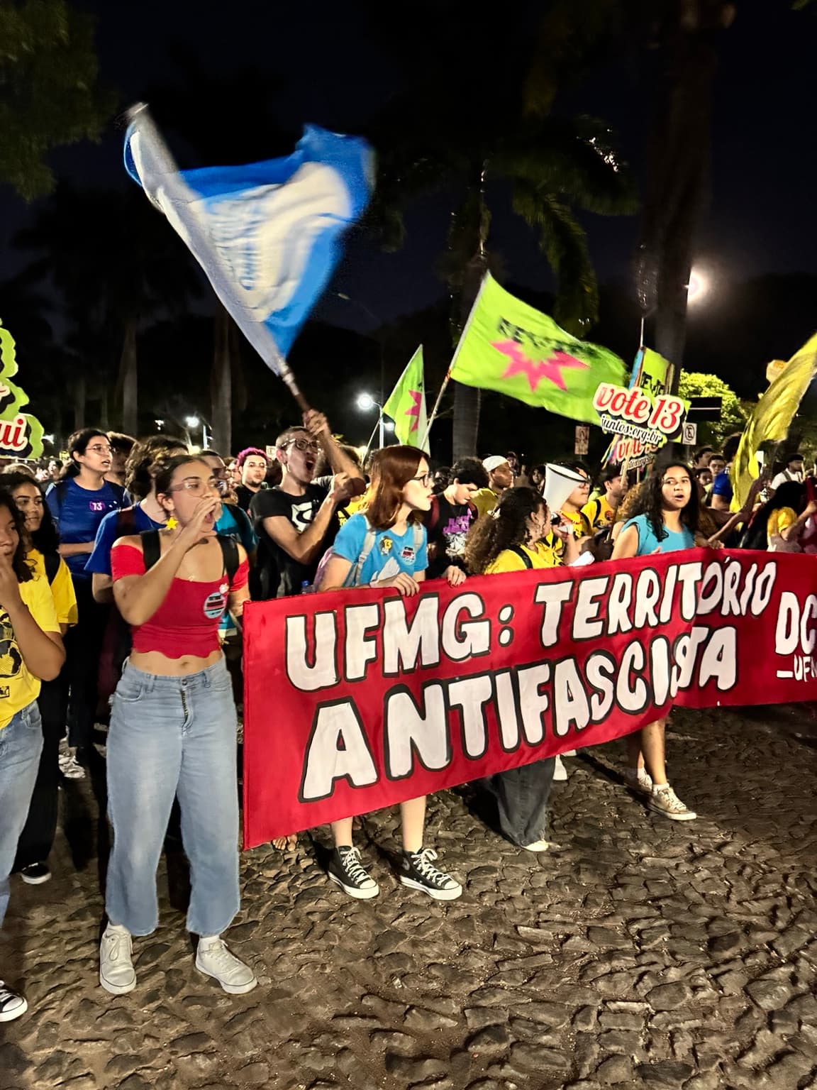 Estudantes marcham com a faixa “UFMG: território antifascista” durante a mobilização na noite de 8 de outubro de 2026