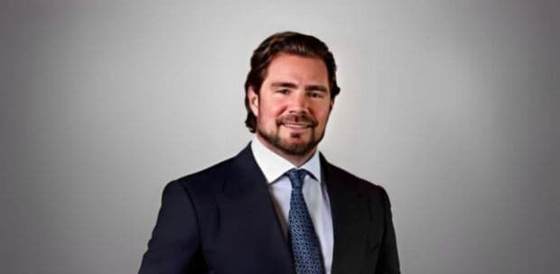 Daniel Vorcaro em fotografia de divulgação, de terno escuro e gravata.