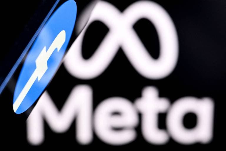 Símbolo do Facebook em primeiro plano e marca da Meta ao fundo, fotografados em 16 de setembro de 2026.