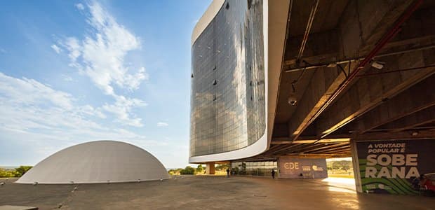 Fachada da sede do Tribunal Superior Eleitoral, em Brasília, com a cúpula e o edifício principal.