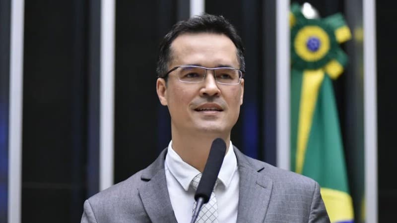Deltan Dallagnol fala ao microfone no plenário da Câmara, em fotografia de arquivo.