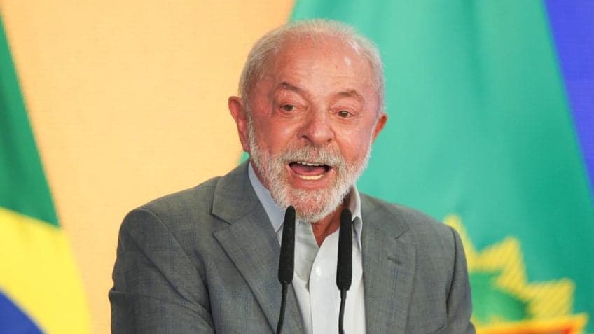 Presidente Lula fala ao microfone durante cerimônia no Palácio do Planalto em 21 de outubro de 2026.
