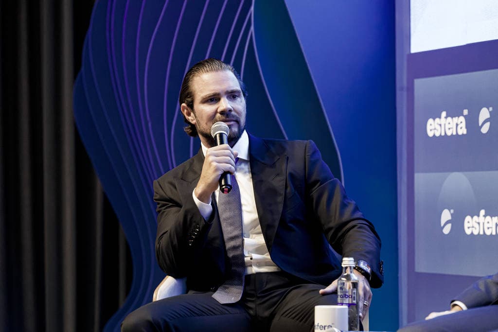Daniel Vorcaro, de terno, fala ao microfone durante seminário em São Paulo, em 22 de abril de 2024.
