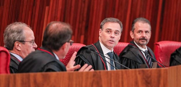 André Mendonça, ao centro, conversa com ministros durante sessão do TSE em 13 de outubro de 2026.