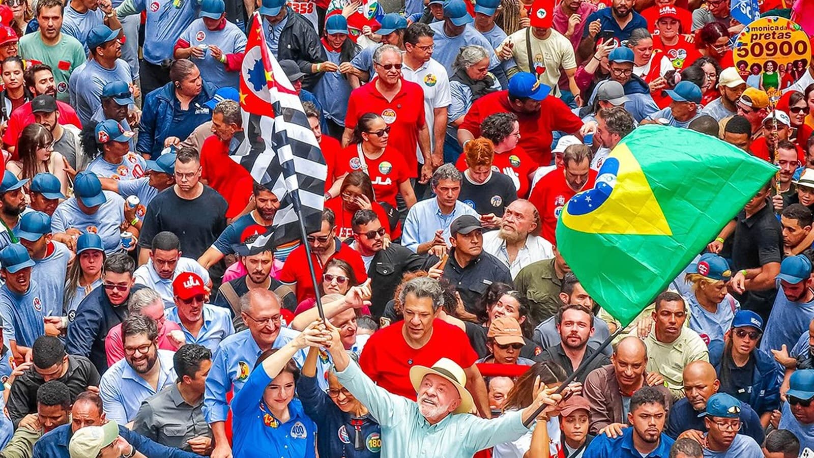 Lula caminha entre apoiadores no último ato de campanha em São Paulo