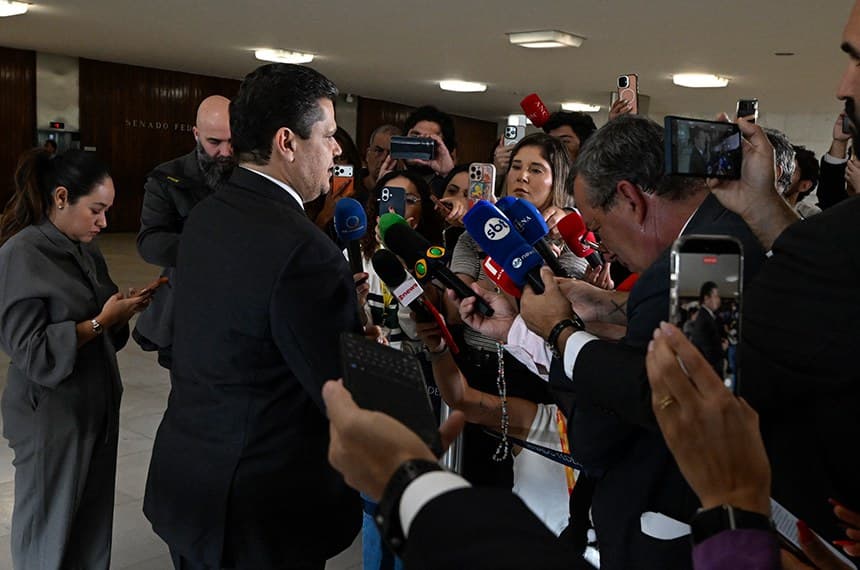 Davi Alcolumbre fala com jornalistas no Senado sobre a tramitação da PEC do fim da escala 6x1