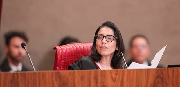 Estela Aranha fala durante sessão plenária do TSE em 20 de outubro de 2026.