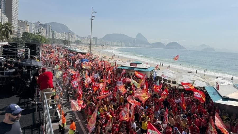 Apoiadores com bandeiras de Lula na orla de Copacabana, durante o ato de 24 de outubro de 2026.