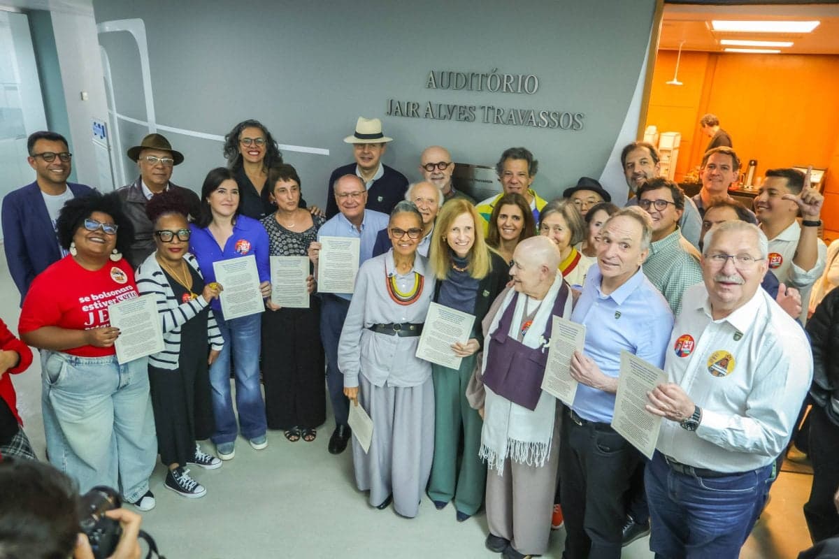 Participantes do encontro em São Paulo exibem a carta de apoio à reeleição de Lula e Alckmin em 17 de outubro de 2026.