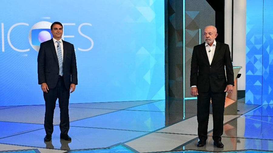 Flávio Bolsonaro à esquerda e Lula à direita, antes do debate da Globo de 23 de outubro de 2026.