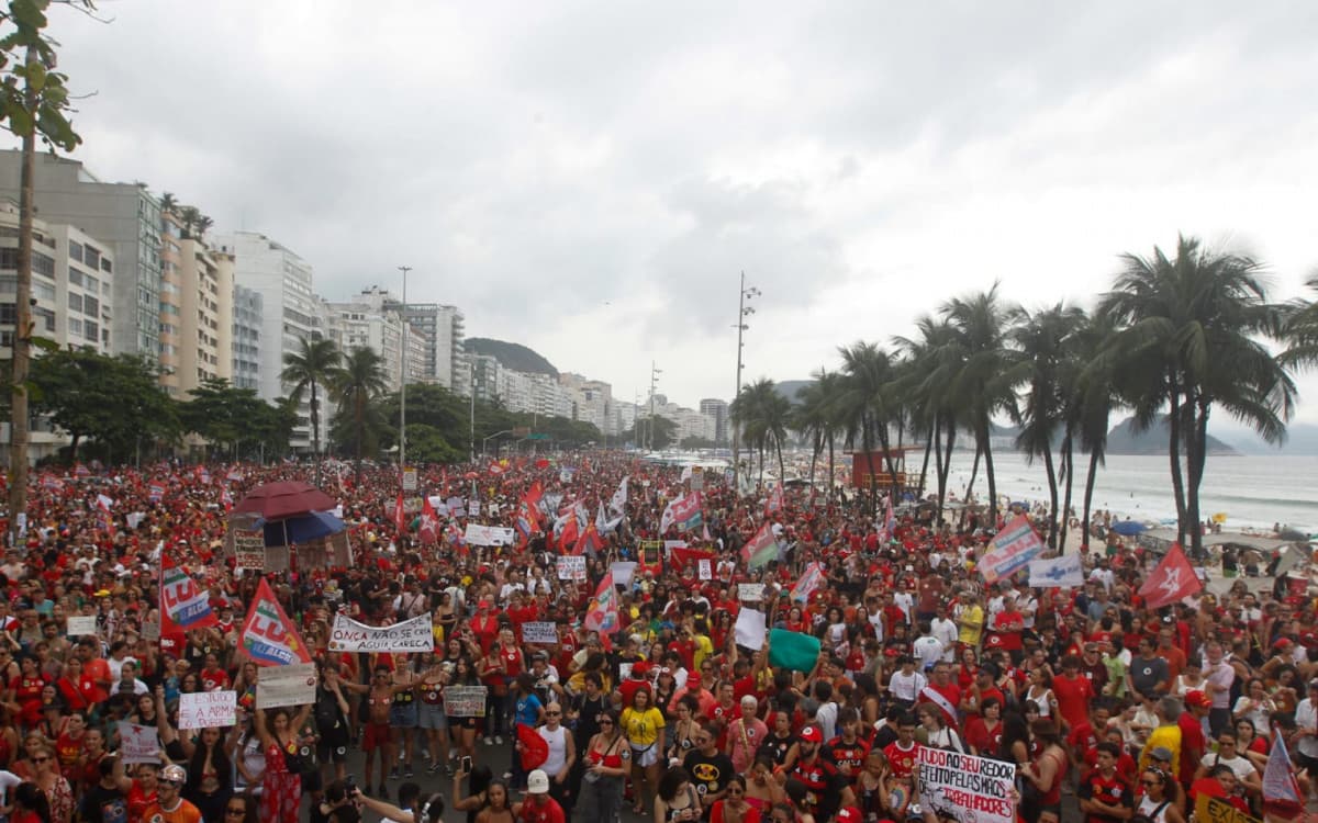 Manifestantes ocupam a Avenida Atlântica, em Copacabana, em ato de apoio a Lula nesta segunda-feira, 12 de outubro de 2026.