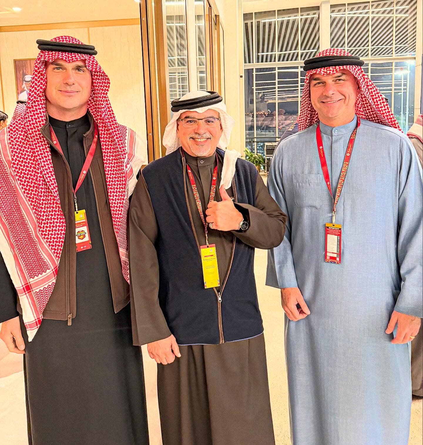 Eduardo Bolsonaro à esquerda e Flávio Bolsonaro à direita, com trajes tradicionais em visita ao Bahrein.