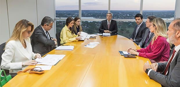 Marco Aurélio Bellizze, ao fundo da mesa, reúne representantes da Meta e das duas campanhas presidenciais no TSE, em 20 de outubro de 2026.