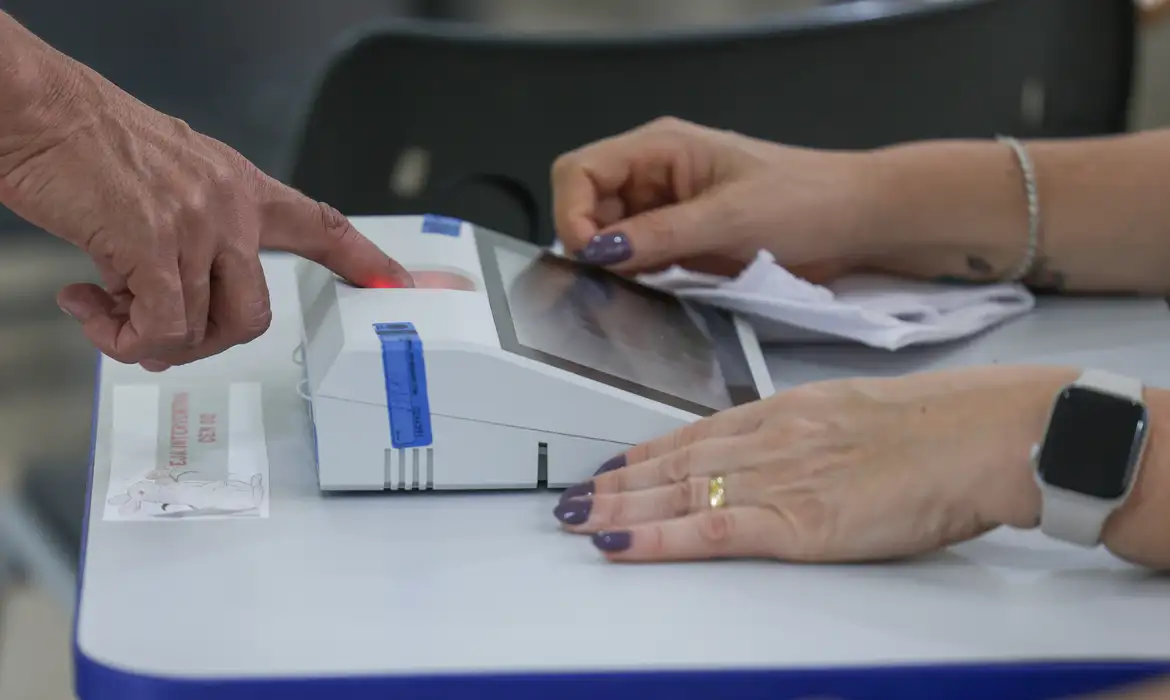 Eleitor registra a biometria durante votação em Brasília, na manhã de 25 de outubro de 2026.
