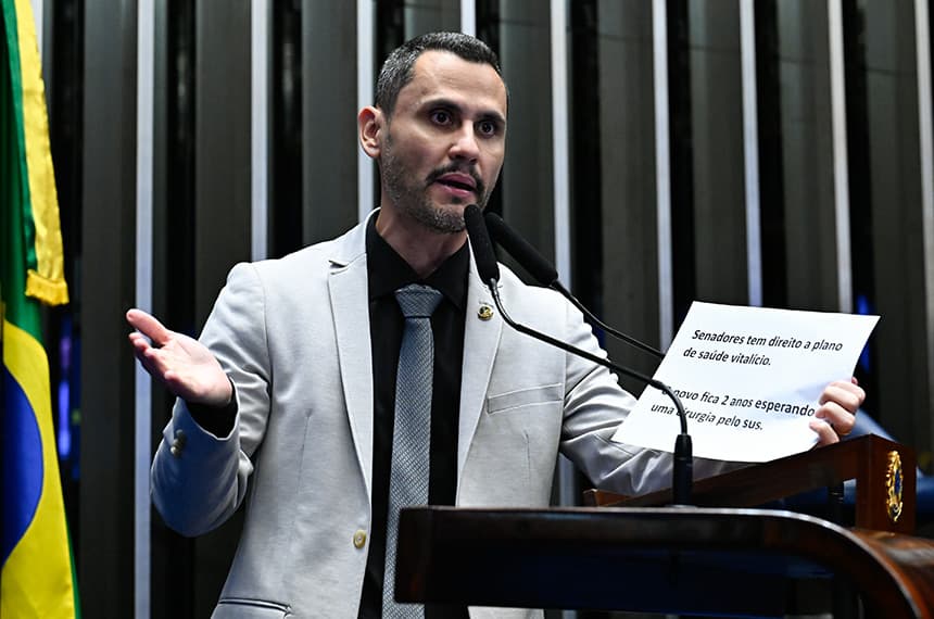 Foto de arquivo: Cleitinho discursa na tribuna do Senado em 29 de abril de 2026, segurando uma folha de papel.