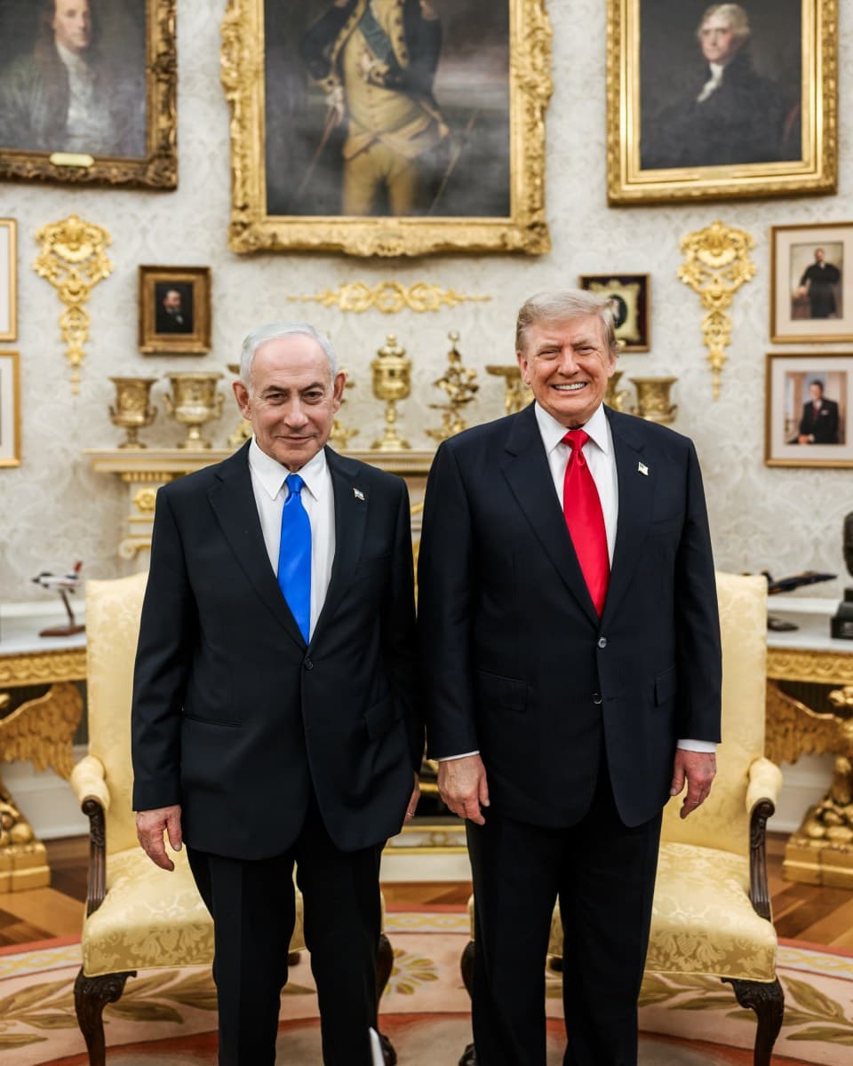 Benjamin Netanyahu, à esquerda, e Donald Trump posam no Salão Oval da Casa Branca em 28 de julho de 2026. Foto de arquivo.