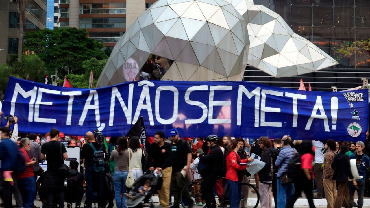 Manifestantes seguram uma faixa contra a interferência da Meta na eleição em protesto na avenida Faria Lima, em São Paulo, em 19 de outubro de 2026.