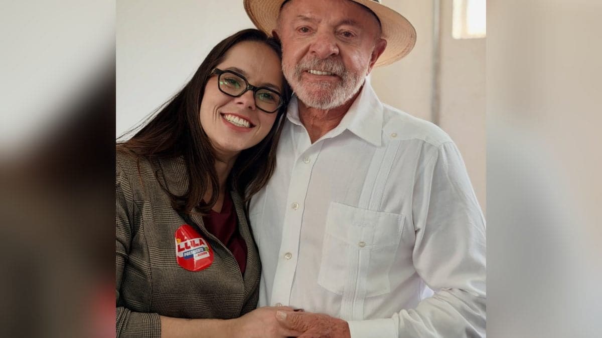 Bia Lula ao lado do avô, Luiz Inácio Lula da Silva, em fotografia de arquivo.