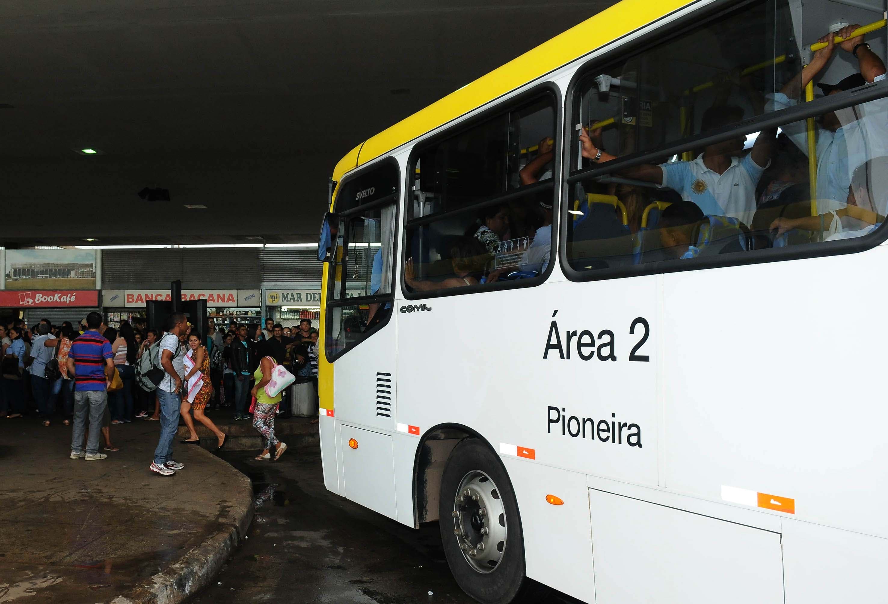 Passageiros aguardam na plataforma e viajam em um ônibus na Rodoviária do Plano Piloto, em Brasília. Fotografia de arquivo de 9 de março de 2015.