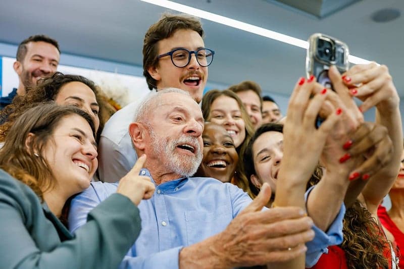 Lula, de camisa azul, participa de uma selfie com parlamentares eleitos, em fotografia de Ricardo Stuckert divulgada em outubro de 2026.