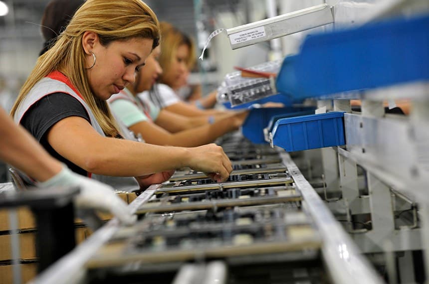 Trabalhadoras em linha de produção de eletroeletrônicos em Manaus