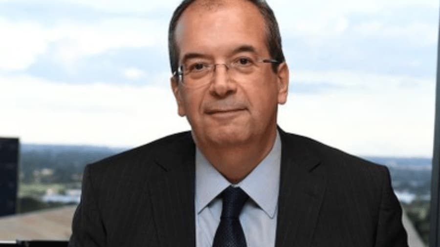Retrato de Ricardo Villas Bôas Cueva, de óculos, terno escuro e gravata, em fotografia de arquivo.
