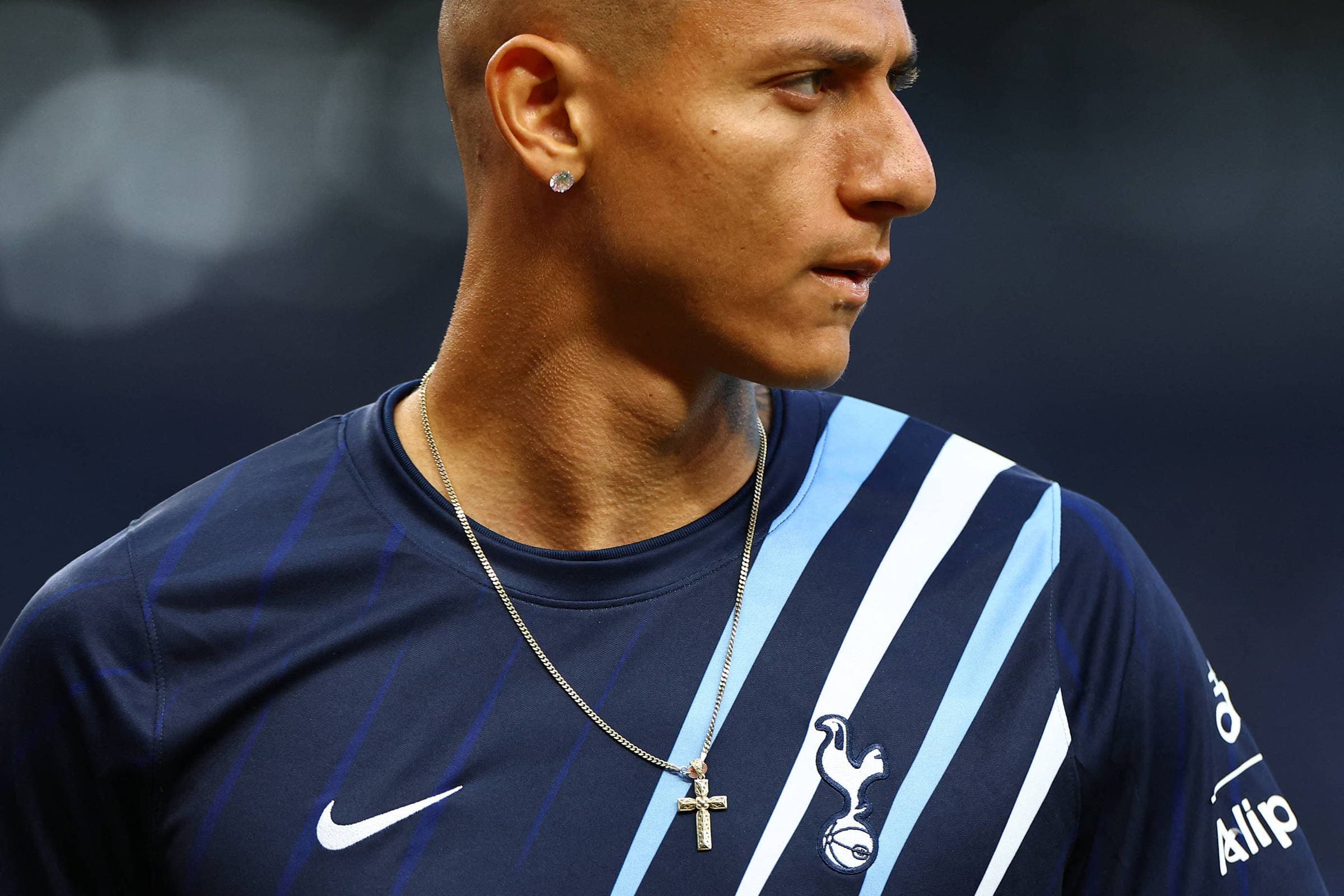 Richarlison com camisa azul do Tottenham, em fotografia de agosto de 2026.