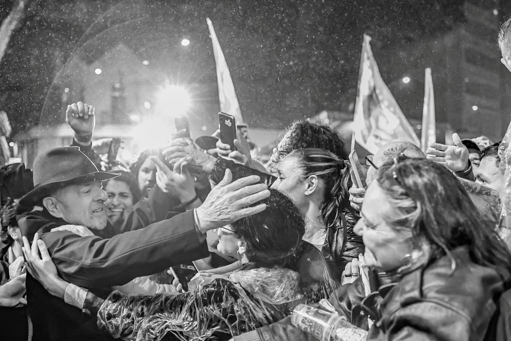 Fotografia de arquivo em preto e branco: Lula cumprimenta apoiadoras durante ato de campanha no Largo Glênio Peres, em Porto Alegre, em 11 de setembro de 2026.