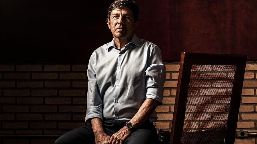 João Amoêdo sentado em ambiente interno, de camisa clara, em fotografia de arquivo de Fernando Moraes.