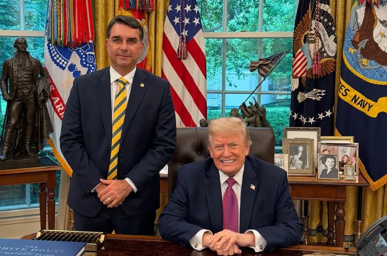 Flávio Bolsonaro ao lado de Donald Trump no Salão Oval, em fotografia de arquivo.
