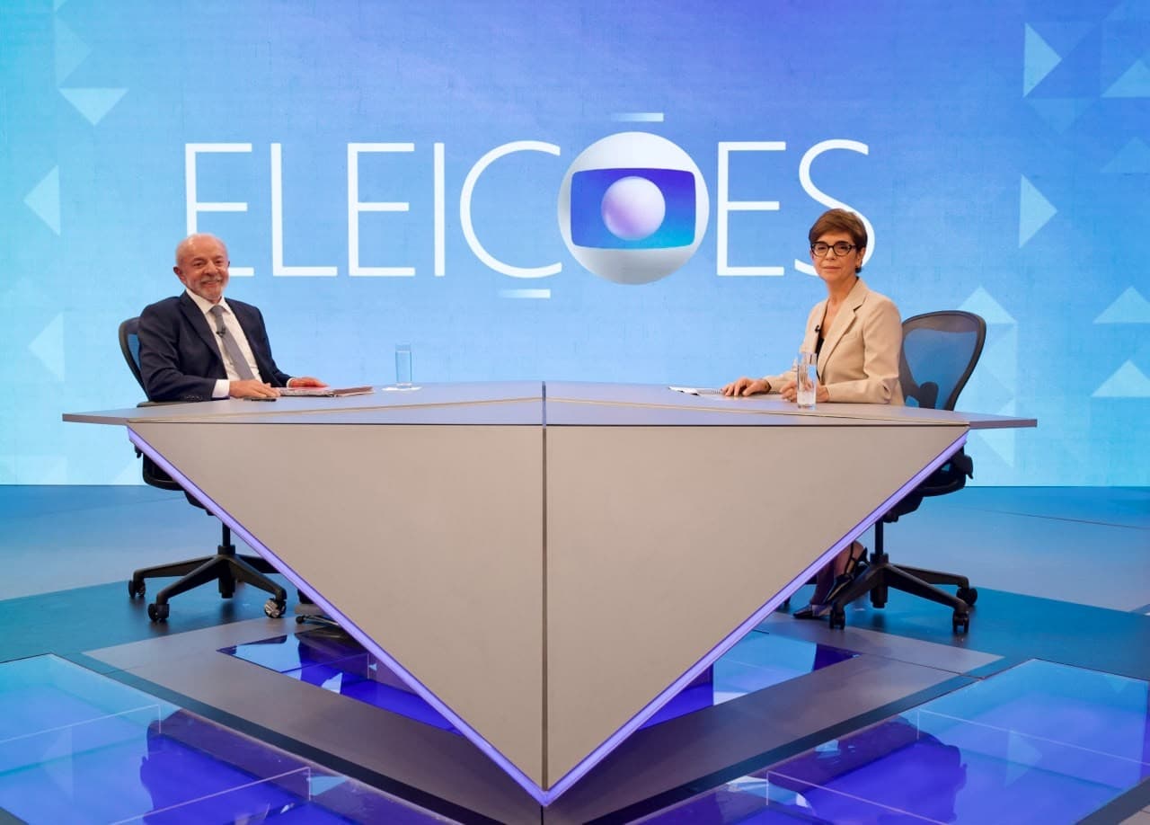 Lula e Renata Lo Prete no cenário da entrevista da TV Globo em 15 de outubro de 2026.