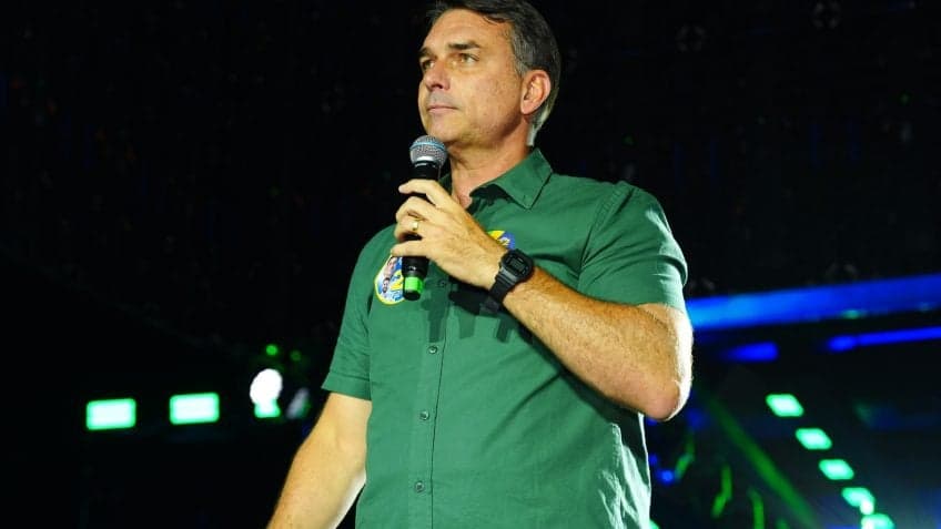 Flávio Bolsonaro fala ao microfone em campanha em São Paulo, em 21 de outubro de 2026.