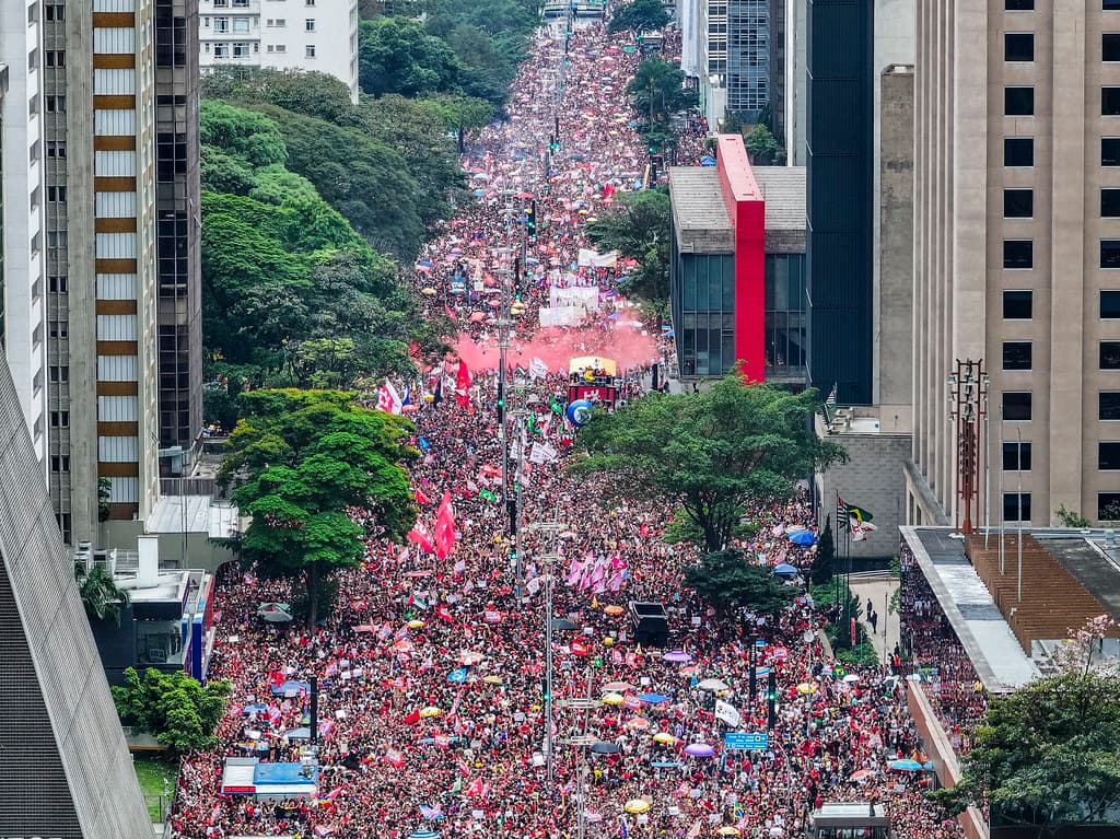 Vista aérea da multidão na Marcha pela Democracia na Avenida Paulista, em São Paulo, em 11 de outubro de 2026.