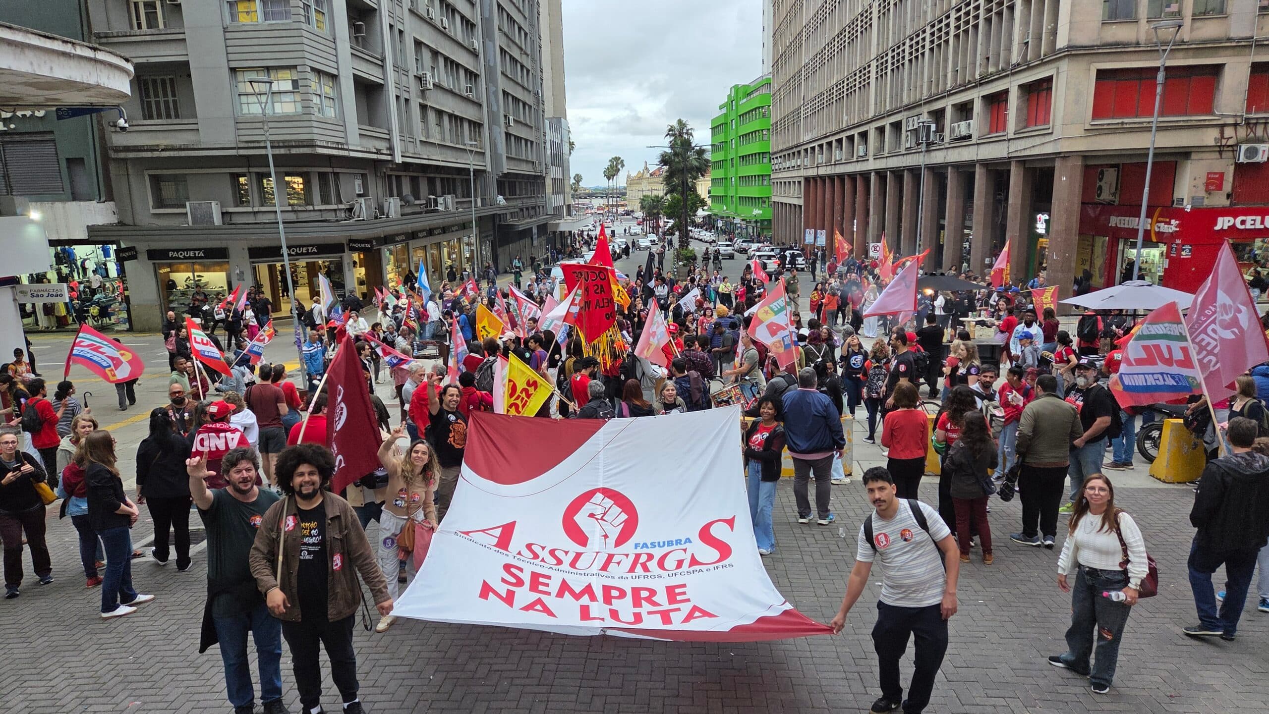 Mobilização da comunidade universitária em Porto Alegre em defesa da educação pública e de Lula, com faixa da ASSUFRGS. Fotografia divulgada pelo sindicato em 16 de outubro.