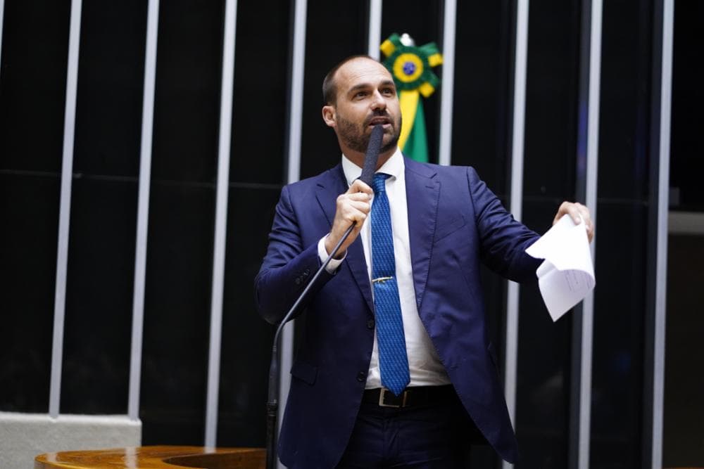 Eduardo Bolsonaro discursa ao microfone na Câmara dos Deputados, em fotografia de arquivo de 2023