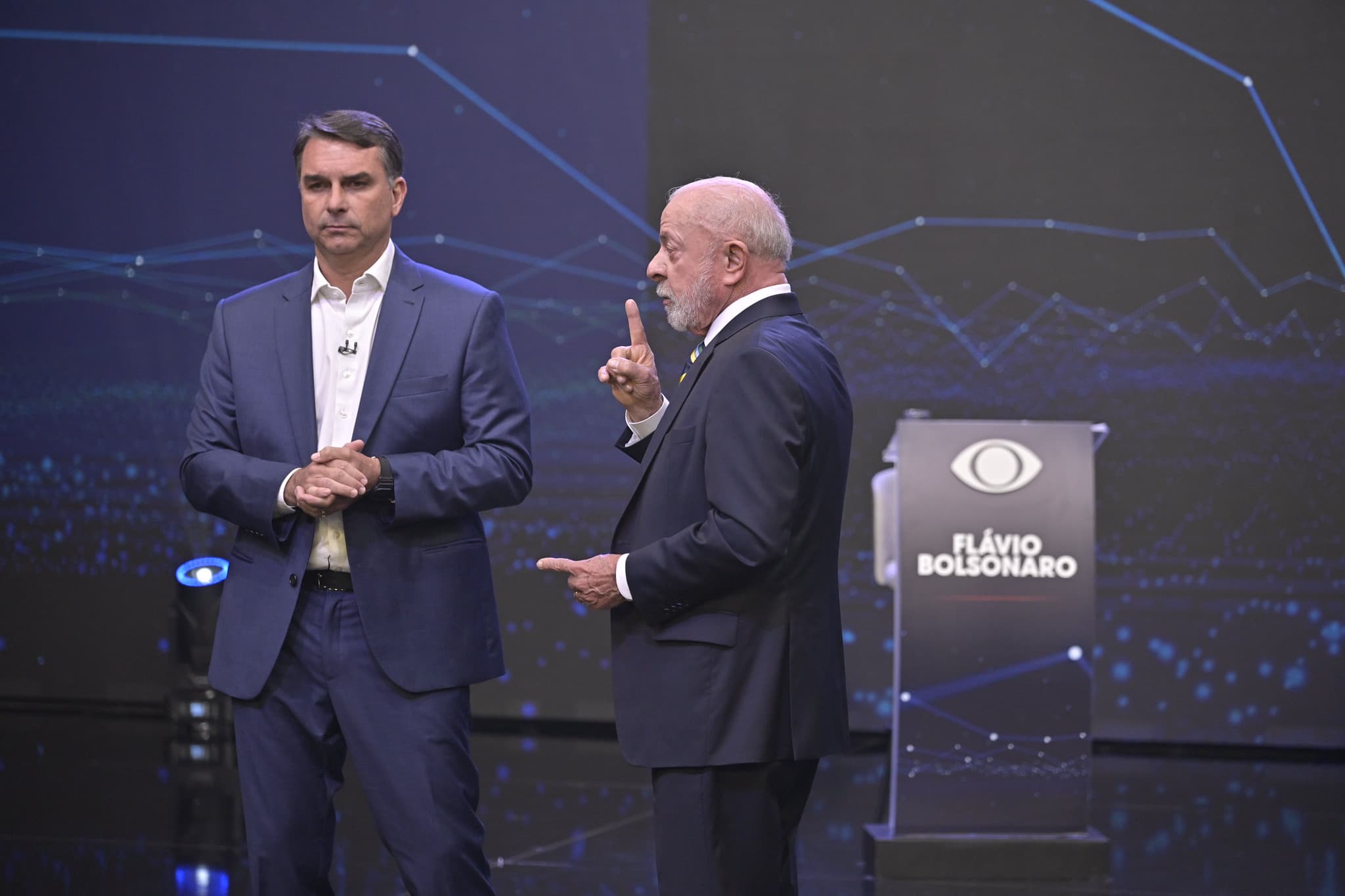 Lula gesticula diante de Flávio Bolsonaro durante o debate presidencial da Band, em São Paulo, em 18 de outubro de 2026.