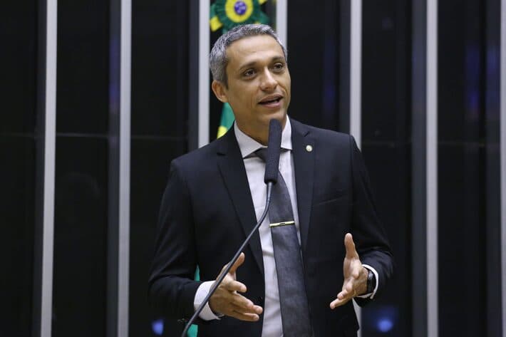 Gustavo Gayer fala ao microfone no plenário da Câmara dos Deputados. Foto de arquivo.