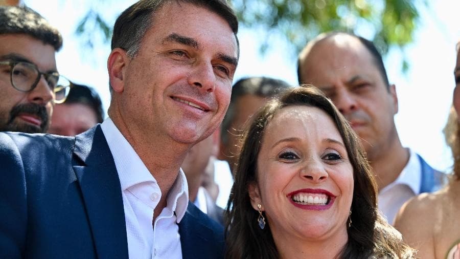 Flávio Bolsonaro e Renata Abreu aparecem lado a lado durante evento político