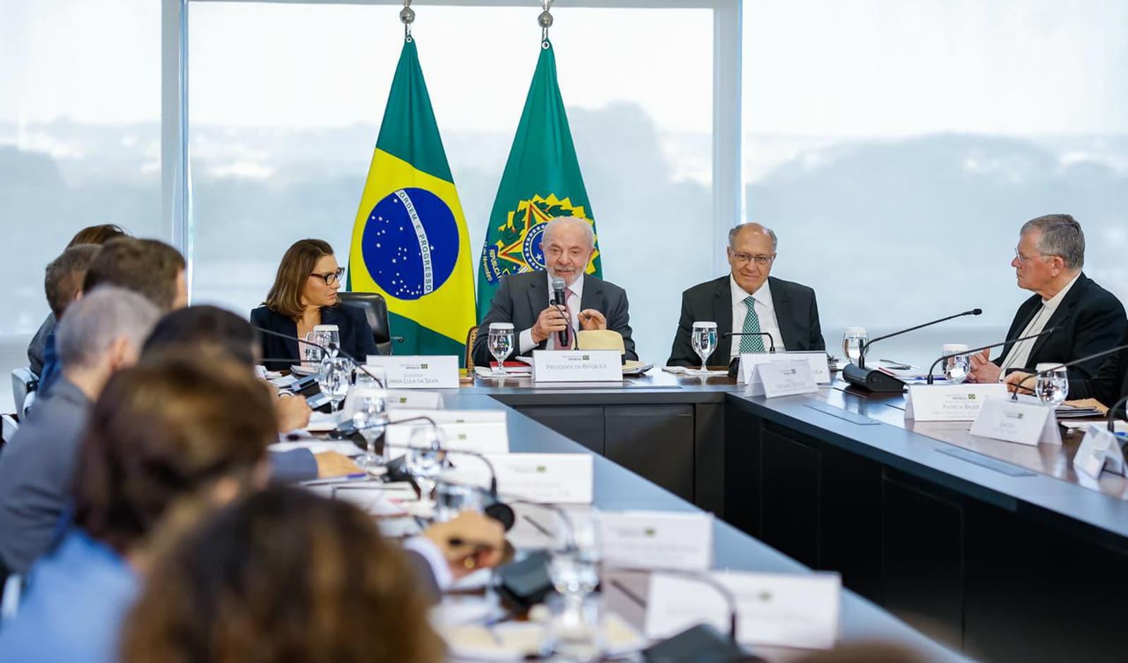 Lula conduz reunião sobre bets no Palácio do Planalto, diante das bandeiras do Brasil e da Presidência