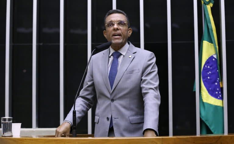 Otoni de Paula discursa na tribuna da Câmara dos Deputados, em fotografia de fevereiro de 2025.
