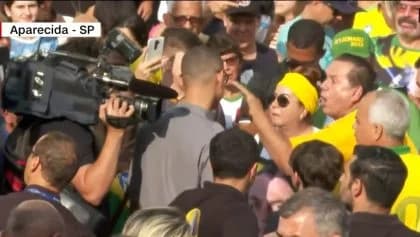 Frame da cobertura televisiva mostra um cinegrafista cercado por apoiadores de Bolsonaro em Aparecida.
